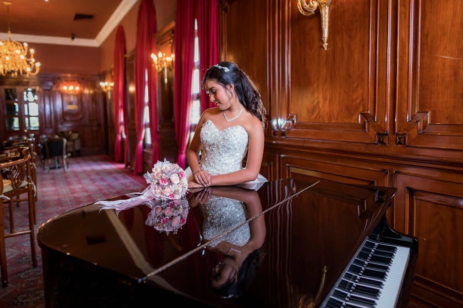 Bir moda tasarımcısının gelinlik eskizi çizdiği an